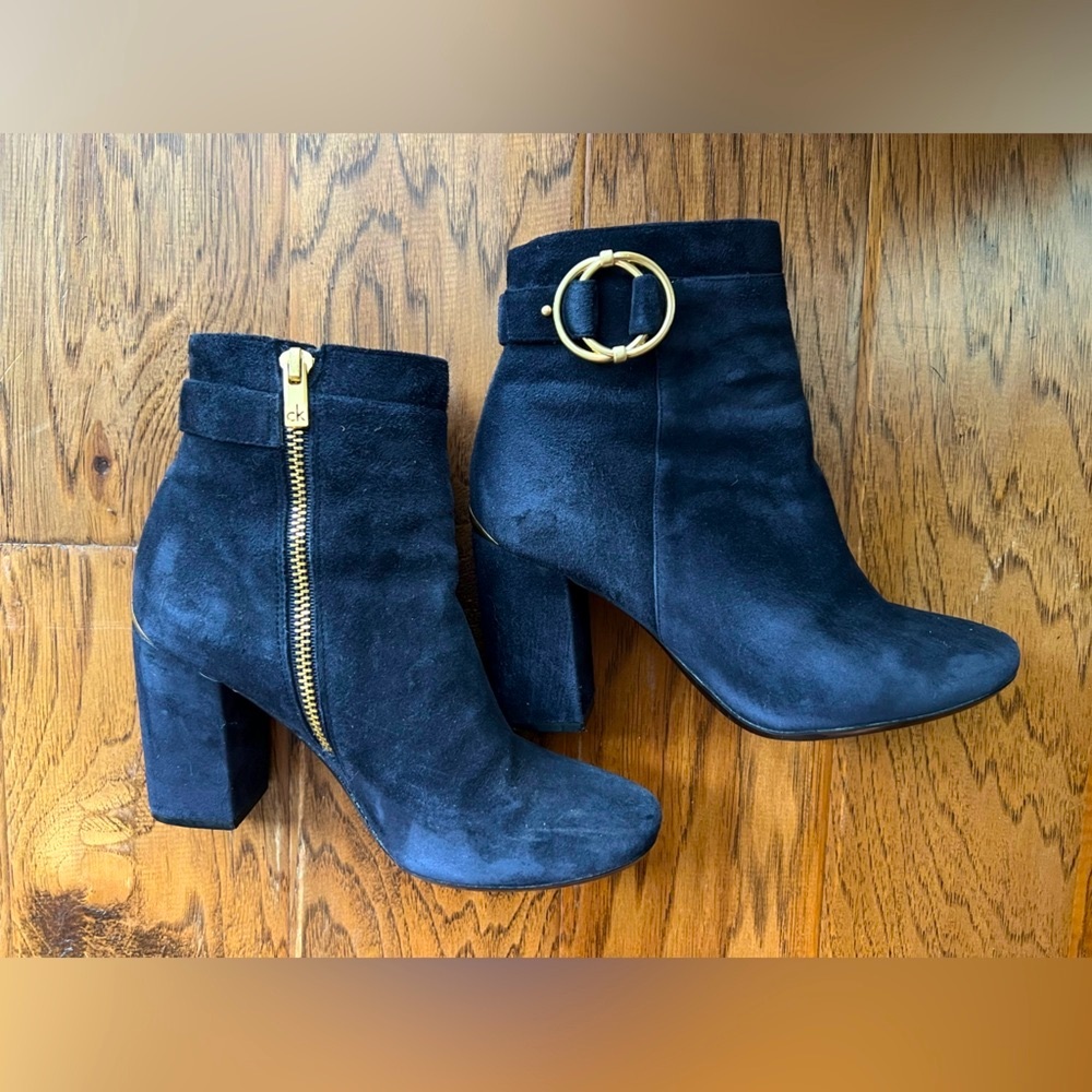 CALVIN KLEIN Women's Cedrica Kid Suede Deep Navy Ankle Boots Bootie.